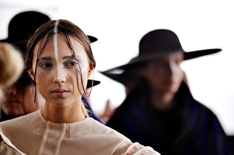 lavpris. Kolding Designskoles Anja Merete Larsen, der viste sin første  kollektion ved  en opvisning på Københavns Rådhus i august, bliver uddannet med mindre  statsstøtte end  en københavnsk designer. Nu vil provinsens  kulturrektorer  have retfærdighed. 