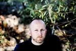 Modig. Han fortjener anerkendelse for at have modet til at begive sig ind i det politiske og litterære minefelt, som den  danske krigsdeltagelse udgør. 