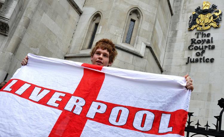 lettelse. Efter Højesterets afgørelse samledes Liverpool-tilhængere i sang og slagsange mod de amerikanske ejere af klubben. 