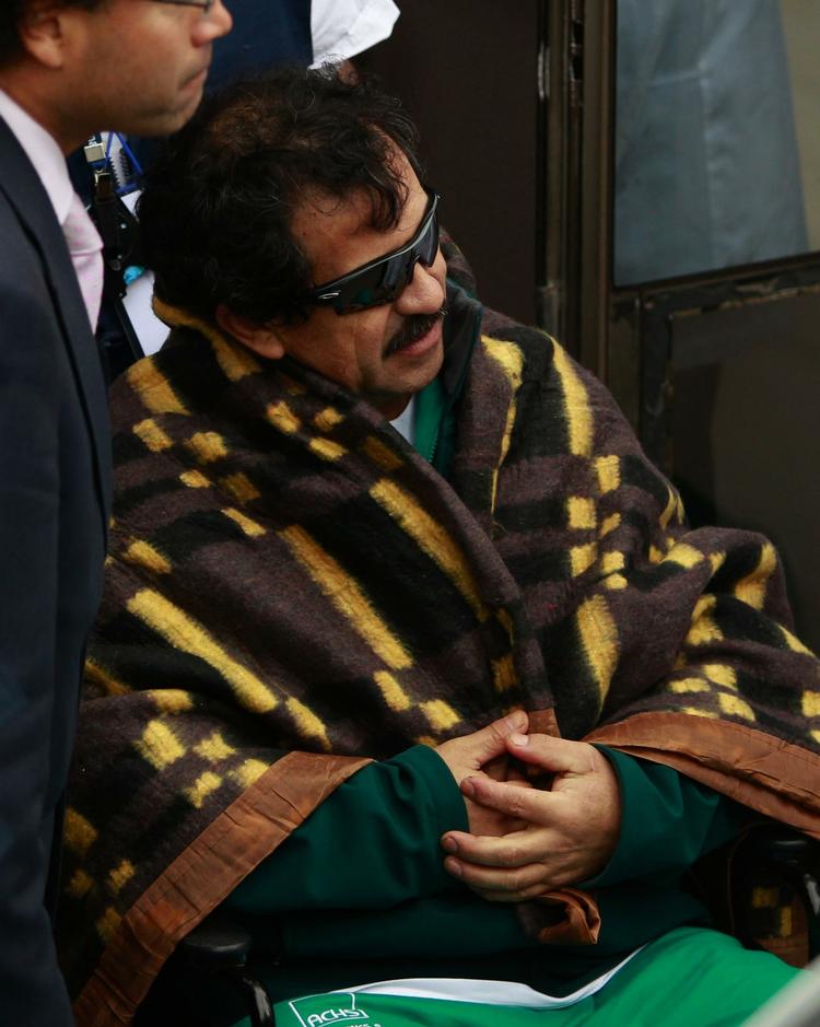 En af de reddede minearbejdere - Juan Illanes - ankommer til et hospital i Copiapo. 