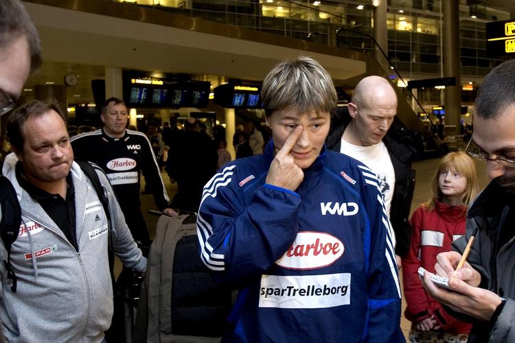 familiesamarbejde. Anja Andersen med faderen Keld Andersen i baggrunden (nummer to fra venstre), da Anja Andersen var på vej til Serbien-Montenegro for at blive landstræner. Arkivfoto. 
