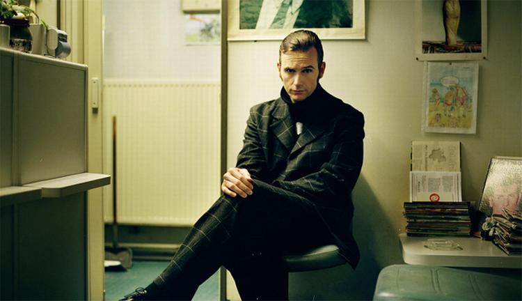 Martin Hall er en ener, en enspænder - og en musikalsk eremit. Ikke bare i dansk musik, men i det hele taget. 