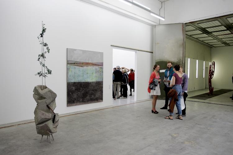 Fernisering. Ifølge Jørn Langsted har moderne kunst som sin overordnede opgave at rokke ved faste betydninger for at åbne for nye oplevelser. Her er vi til fernisering i et af gallerierne i Carlsbergs gamle garage i København. (Arkiv) 