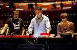 BLÅR. Stefan Herheim, i midten mellem belysningsmester Anders Poll og sin assistent Ida Elling Magnus, vil stikke os blår i øjnene og nanosekundet efter rive det bort i sin opsætning i Operaen af 'Lulu'. Siden Herheim lod Osmin voldtage Pedrillo analt i Mozarts ’Bortførelsen fra Seraillet’ i gennembruddet i Salzburg, har han været blandt de instruktører, der går mest gny om. 