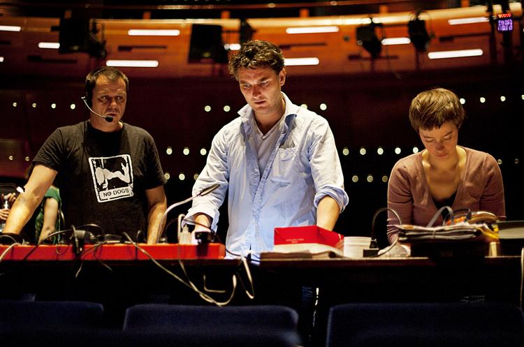 BLÅR. Stefan Herheim, i midten mellem belysningsmester Anders Poll og sin assistent Ida Elling Magnus, vil stikke os blår i øjnene og nanosekundet efter rive det bort i sin opsætning i Operaen af 'Lulu'. Siden Herheim lod Osmin voldtage Pedrillo analt i Mozarts ’Bortførelsen fra Seraillet’ i gennembruddet i Salzburg, har han været blandt de instruktører, der går mest gny om. 