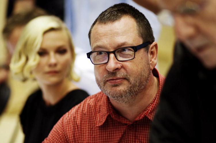 Tavs. Da Lars von Trier i sommer holdt pressemøde med blandt andre Kirsten Dunst, fortalte han ikke meget. Nu løfter han mere af sløret. (Arkiv) 