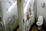 De er klamme, de offentlige toilet. Hver fjerde svæver over sædet i stedet for at sidde på det, viser en undersøgelse. 
