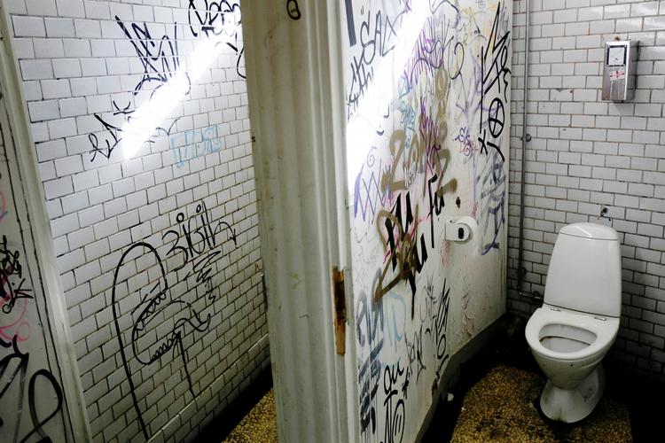 De er klamme, de offentlige toilet. Hver fjerde svæver over sædet i stedet for at sidde på det, viser en undersøgelse. 
