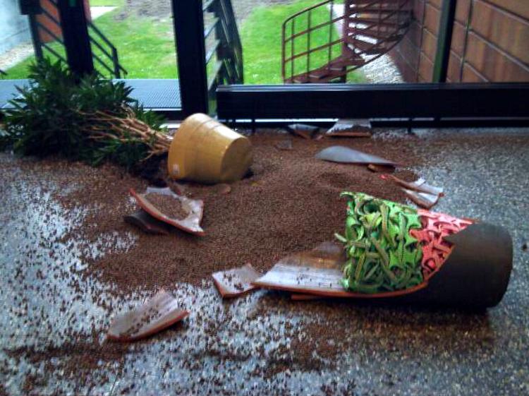 journalistdruk. Fulde journaliststuderende  smadrede blomsterkummen her, da de holdt fest på SDU. Fotos udlånt af SDU’s serviceafdeling 