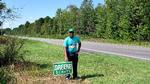 Kampagne. Den demokratiske overraskelseskandidat i South Carolina, Alvin Greene, står her med sin eneste valgplakat. 