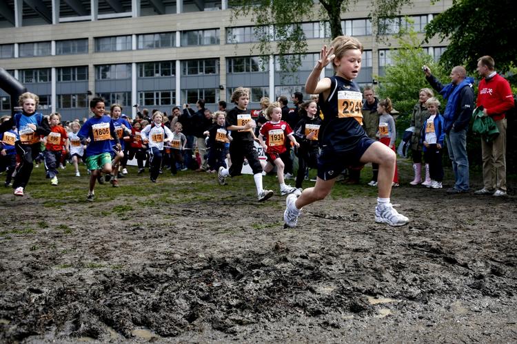 SJOVT. Drop de endeløse løbeture om søer og parker. Gør det til en holdkonkurrence, foreslår Allan Zachariasen op til Skolernes Motionsdag. 