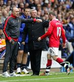 køligt. Wayne Rooney bliver skiftet ud af Manchester United-manager Alex Ferguson (midt) i kampen mod Bolton. Siden er forholdet mellem de to kølnet noget, og angriberen er blevet smidt på bænken under påskud af en skade. Arkivfoto. 