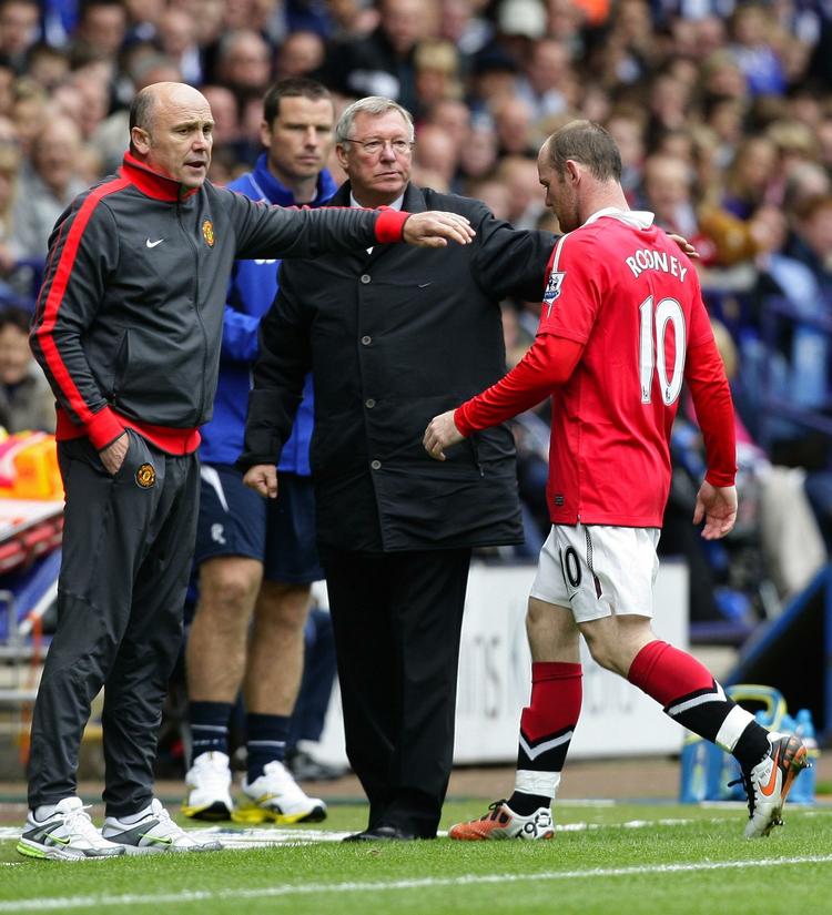 køligt. Wayne Rooney bliver skiftet ud af Manchester United-manager Alex Ferguson (midt) i kampen mod Bolton. Siden er forholdet mellem de to kølnet noget, og angriberen er blevet smidt på bænken under påskud af en skade. Arkivfoto. 