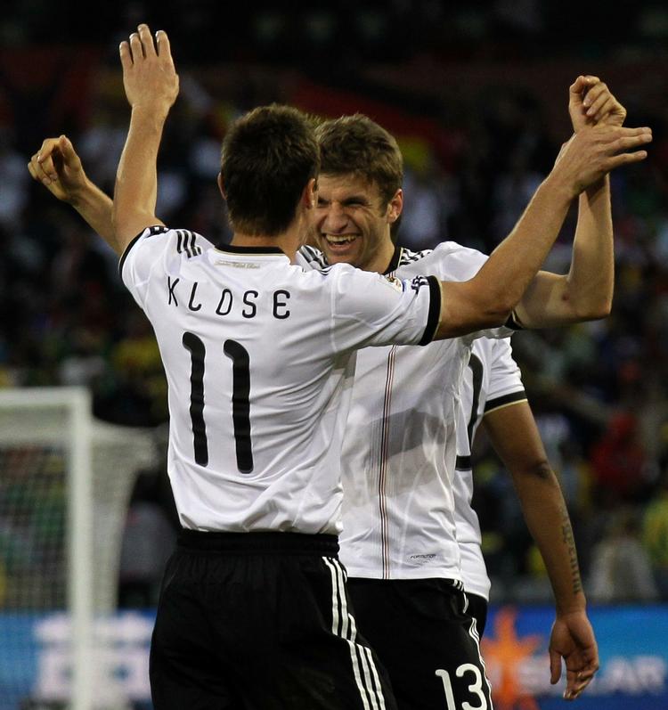 Afbud. Bayern-træner Louis van Gaal vil ikke frigive sine spillere til landskamp mod Danmark. Derfor får Parken næppe besøg af blandt andre Miroslav Klose (11) og Thomas Müller (bagerst). Arkivfoto. 