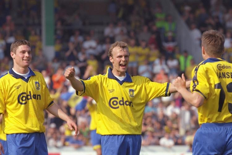 Mester. Ole Bjur vandt i 1998 sit sidste danske mesterskab. Her jubler han over en af Bo Hansen fem scoringe ri 7-1-sejren over Aarhus Fremad. Arkivfoto. 
