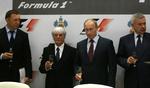 skål. Det var festligt, da Ruslands regeringschef Vladimir Putin (nummer to fra højre) offentliggjorde Sochis status som Formel 1-by sammen med Fromel 1-chef Bernie Ecclestone (nummer to fra venstre). 