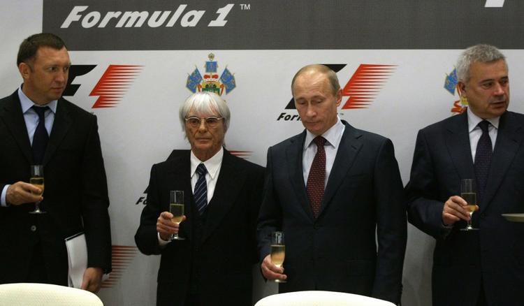 skål. Det var festligt, da Ruslands regeringschef Vladimir Putin (nummer to fra højre) offentliggjorde Sochis status som Formel 1-by sammen med Fromel 1-chef Bernie Ecclestone (nummer to fra venstre). 