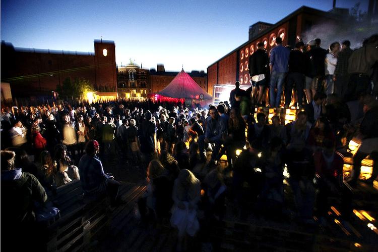 Kulturnatten plejer at være lidt kedelig for det unge publikum, mener chefen for Danmarks største gadefest, Distortion, som derfor har arrangeret en Kulturnats-efterfest ved navn 'Baggårdsfesten'. 
