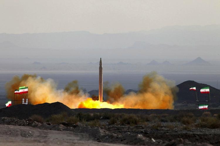 Skjold. Nato vil bygge et skjold mod fjendtlige missiler. Her er det Iran, der tester et langrækkende missil. 