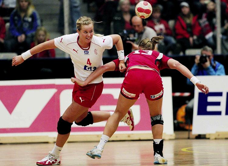 uhledig. Susan Thorsgaard (tv) kom til skade under kampen for FC Midtjylland i går og frygter nu, at EM er i fare. Arkivfoto. 