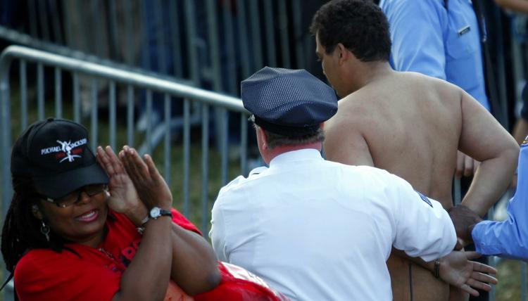 Streaker. Juan J. Rodriguez eskorteres væk af politiet efter sit nøgenløb. 