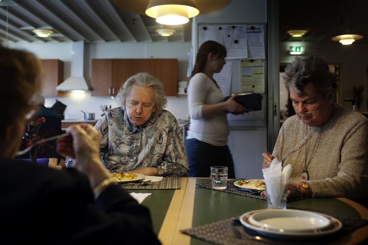 Besparelser. De ældre vil ikke flyttes fra Frydenslund. 