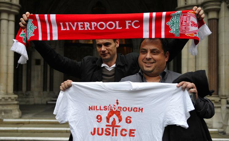nervøsitet. Liverpool-tilhængere har de seneste dage luntet omkring ved High Court i London for at følge med i den bitre juridiske kamp om klubben. 