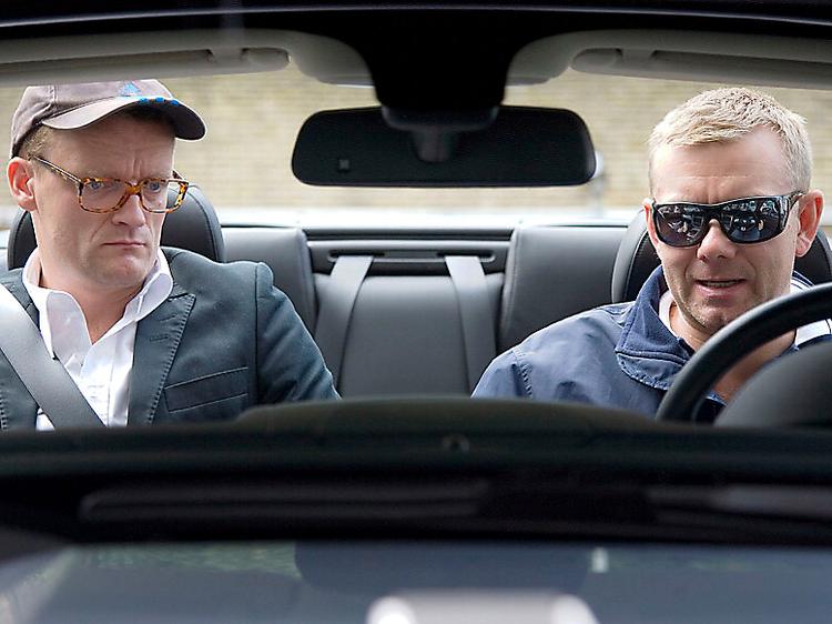 Klovn. 'Klovn' hentede inspiration fra Larry Davids 'Curb Your Enthuiasm' og har afsøgt situationskomikkens tragiske yderzoner. Serien er en del af TV 2 Zulus eksistensberettigelse, skriver Politikens tv-redaktør. 