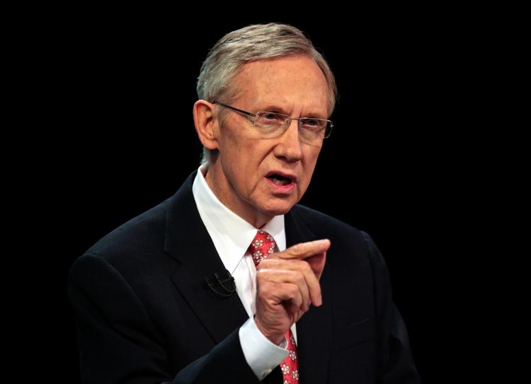 Duel. Harry Reid gik flere gange til angreb på Sharron Angle, men han måtte også forsvare sig mod både politiske og personlige angreb. 