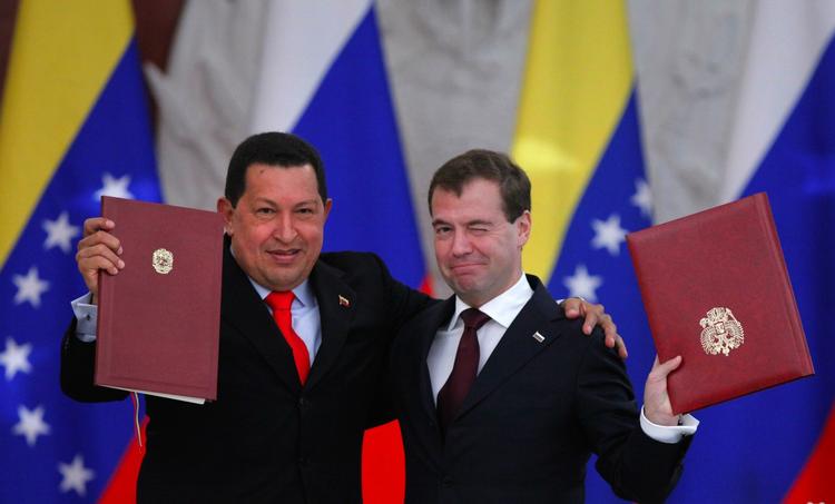Kammerateri. Den russiske præsident Dmitry Medvedev (th) og hans venezuelanske makker Hugo Chavez fremviste i dag underskrevne papirer, der stadfæster en aftale om, at Rusland bygger det sydamerikanske lands første atomkraftværk. 