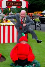 Av! Den irske borgmester Jim Rogers havde mindre succes udi disciplinen at-springe-tomat. 