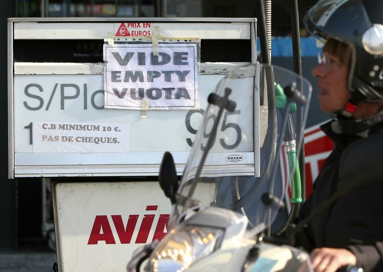 TØRLAGT. Overalt i Frankrig må benzin-hungrende biler og scootere gå forgæves. Nu rammer olieblokaderne flytrafikken. 