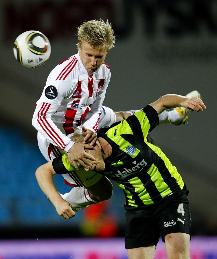 fight. AaB og Patrick Kristensen (t.v.) står foran et hårdt stykke arbejde, mens OB med Hans Henrik Andreasen er et af de fire hold, der næppe ikke kan rykke ud. Arkivfoto. 