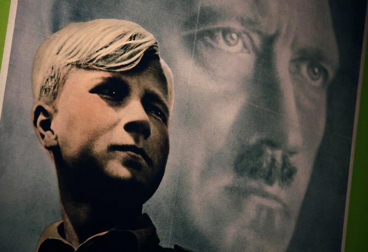 Forbillede. Sådan opmuntrede nazisterne de tyske drenge, der skulle være medlemmer af Hitler- Jugend. Plakaten kan ses på Tysklands første store Hitler-udstilling i Berlin. 