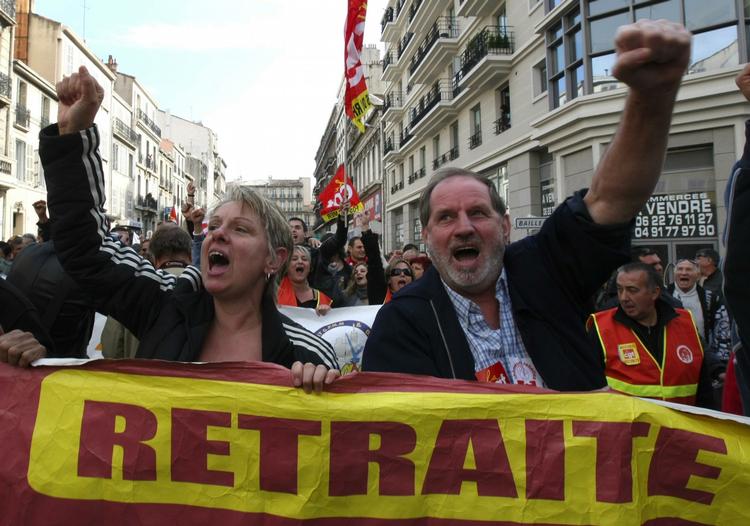 Protest. Frankrig har den seneste tid været ramt af store demonstrationer og landsdækkende strejker. Nu er landet ved at løbe tør for olie, da raffinaderier og oliedepoter bliver blokeret af strejkerne. 