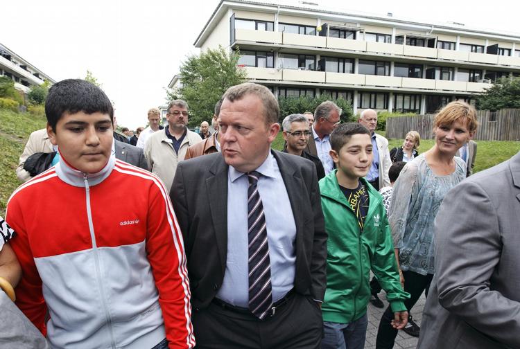 Rundvisning. Statsminister Lars Løkke Rasmussen (V) og socialminister Benedikte Kiær (K) tog i dag hul på deres ghetto-turné, hvor de fik gode råd forud for regeringens ghettostrategi. 