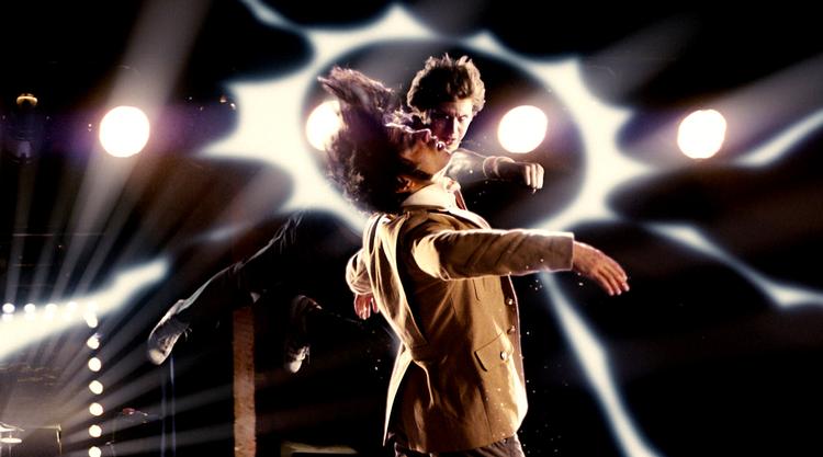 Scott Pilgrim (spillet af Michael Cera) uddeler smæk til en af kæresten Ramonas onde ekser, Matthew (Satya Bhbabh), i filmen 'Scott Pilgrim mod verden'. 