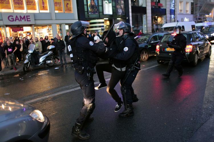 VOLD. Politiet anholdte omkring 20 demonstranter i Paris i går. Næste demonstration er på tirsdag. 