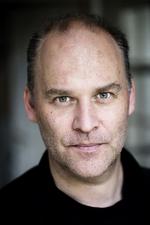 Kafkask.  Morten Søndergaard har en sort humor. 