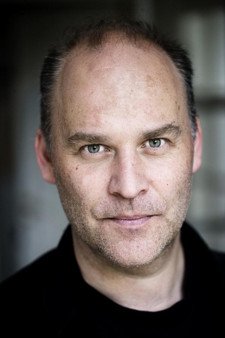 Kafkask.  Morten Søndergaard har en sort humor. 