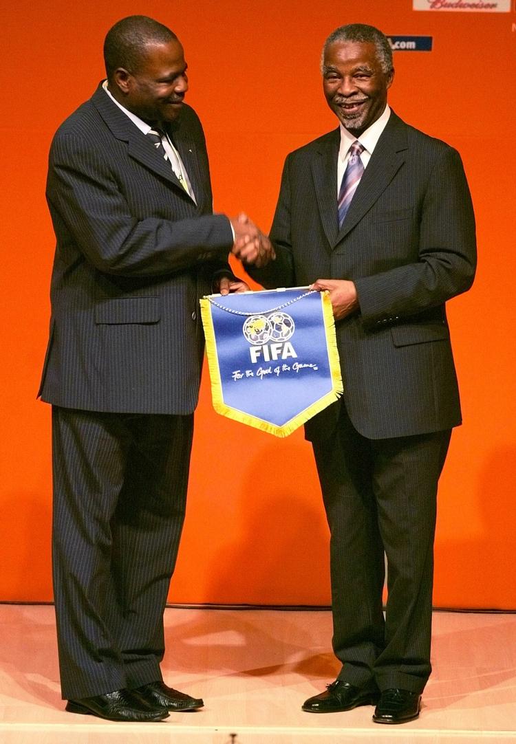 Snyd. Sydafrikas præsident Thabo Mbeki (t.h.) præsenteres med en FIFA-fane af medlem af FIFA's eksekutivkomité Amos Adamu, der er afsløret i bestikkelsesforsøg på en videooptagelse lavet af britiske The Sunday Times. 
