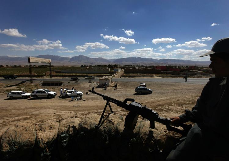 Tilladelse. De private sikkerhedsgrupper i Afghanistan har været en kilde til kontroverser og klager over, at selskaberne er uden for kontrol, og i at de i realiteten arbejder uden for loven. 