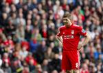 Surt. Liverpools anfører Steven Gerrard må finde sig i endnu en uge under nedrykningstregen efter nederlag til Everton. Arkivfoto. 