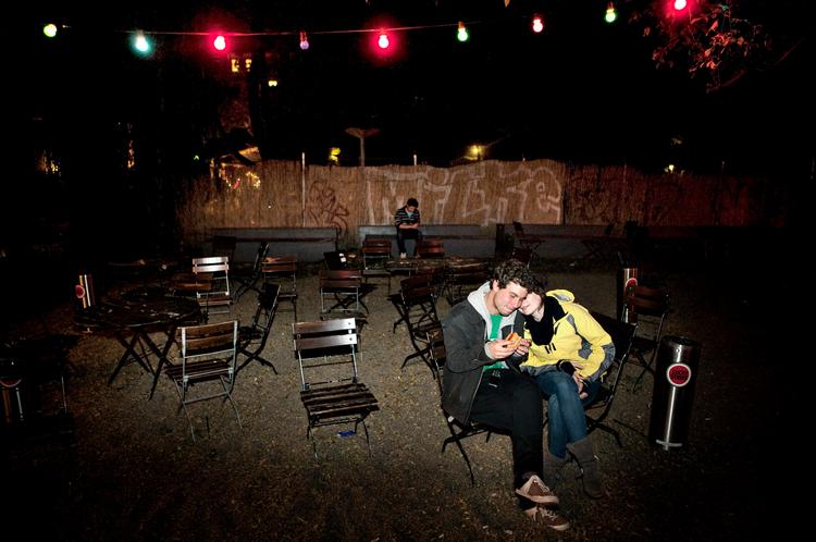 Undergrundshovedstaden. Et par sidder sammen efter en koncert i Kreuzberg - et af de kvarterer, der efterhånden er blevet alt for pænt til undergrunden. 