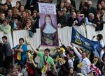 Begejstring. Det vakte stor jubel blandt de næsten 50.000 fremmødte ved Peterskirken i Vatikanet, da pave Benedict XVI i dag kårede den australske nonne Mary MacKillop til helgen. 
