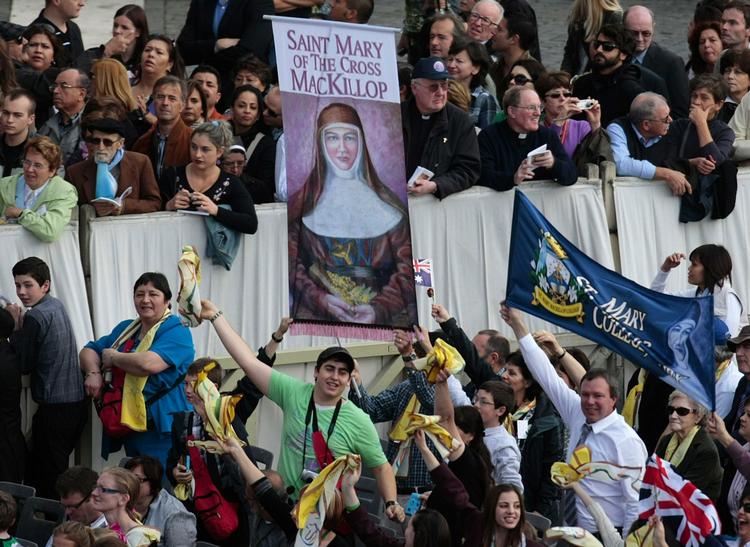 Begejstring. Det vakte stor jubel blandt de næsten 50.000 fremmødte ved Peterskirken i Vatikanet, da pave Benedict XVI i dag kårede den australske nonne Mary MacKillop til helgen. 