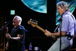 Genforenes. David Gilmour (tv) og Roger Waters da de optrådte ved Live 8 i London. Nu overvejer de at spille en række koncerter for velgørenhed. 