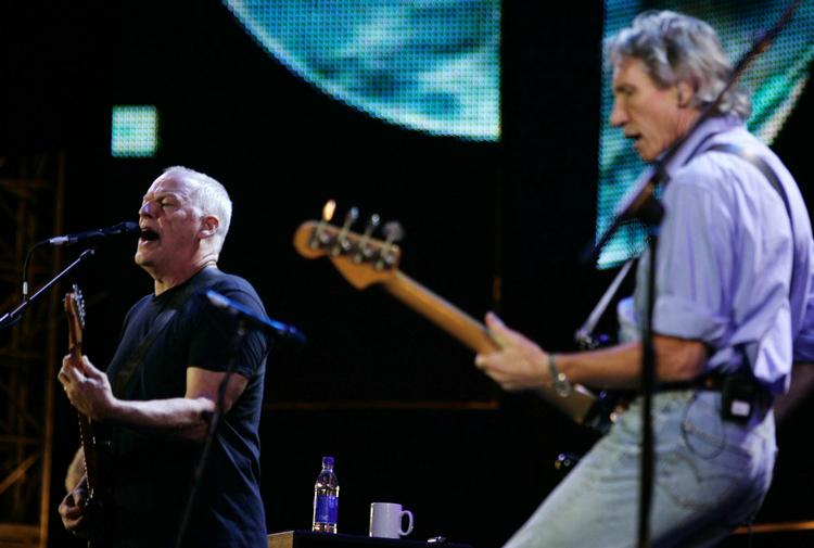 Genforenes. David Gilmour (tv) og Roger Waters da de optrådte ved Live 8 i London. Nu overvejer de at spille en række koncerter for velgørenhed. 