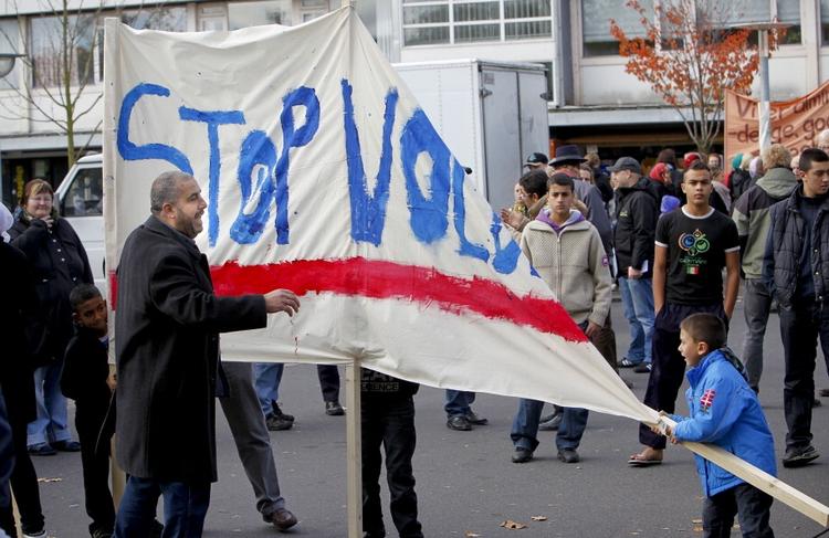 Succesdemo. Godt 500 beboere var mødt op til den første demonstration mod vold og uro nogensinde i Vollsmose på Fyn. 