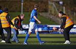 Skadet. Emil Larsen blev båret fra banen med en knæskade, der kan koste en lang pause fra fodbold. 